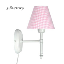 [afbeelding: Wit wandlampje met ovaal muurplaatje van S-factory]